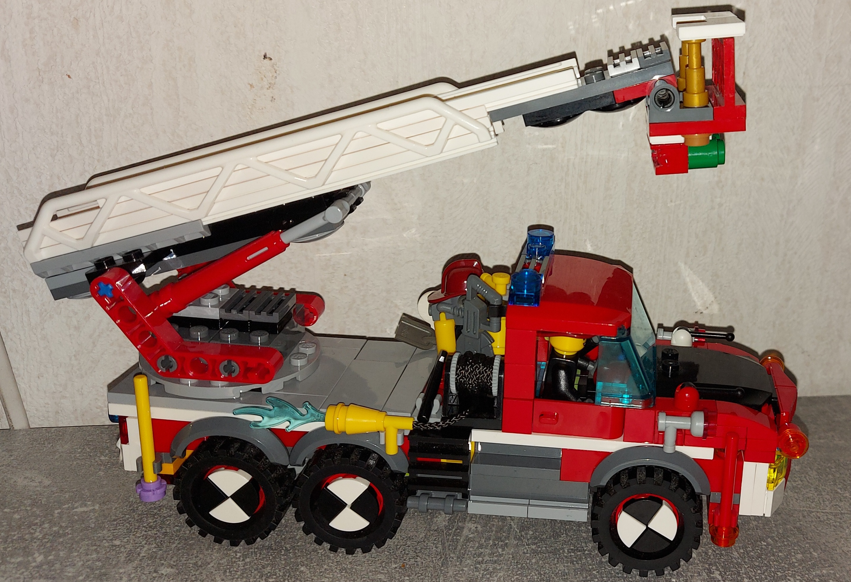 Full utrustad klassisk Legomodell stegbil .jpg