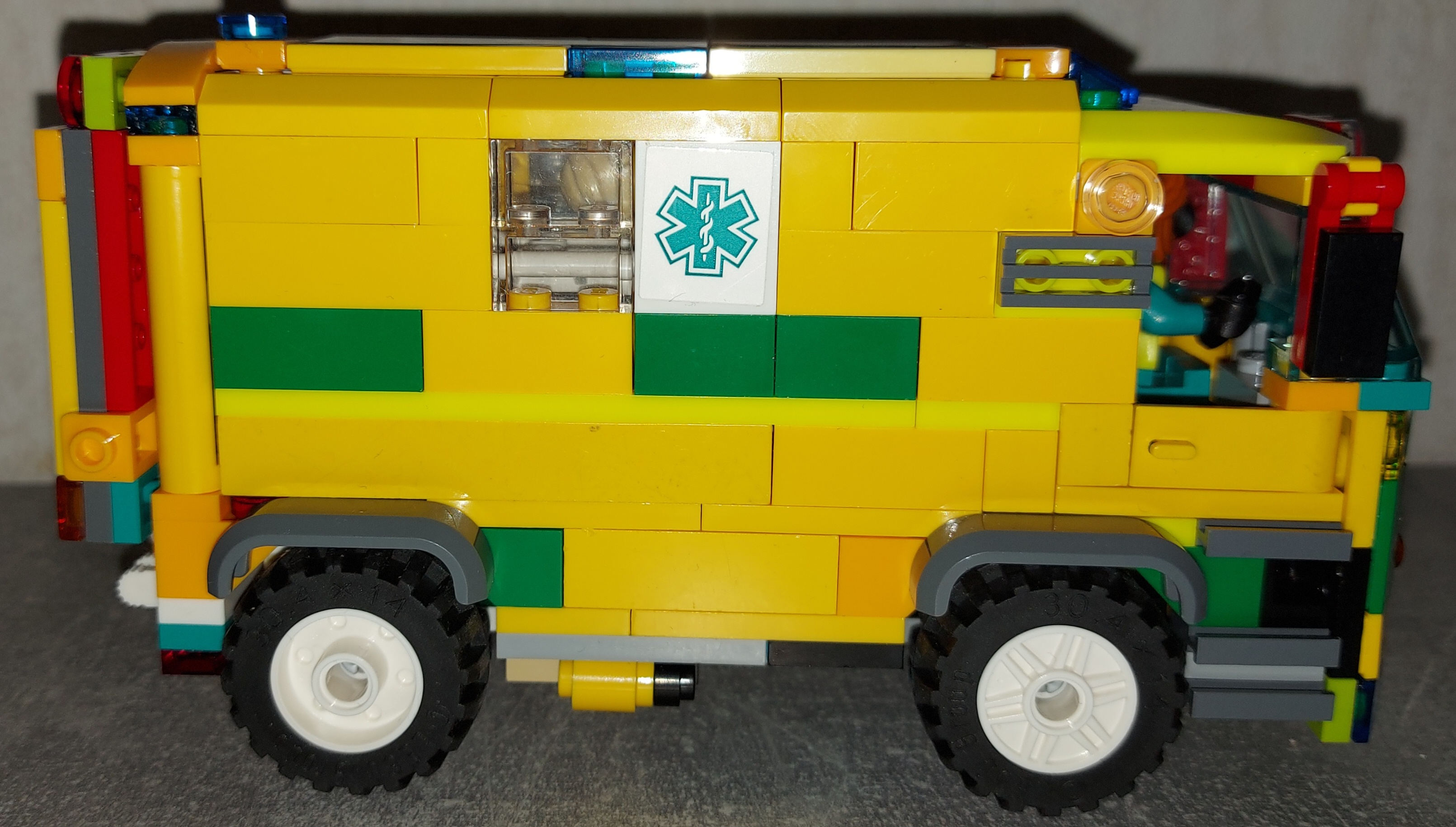 Den egna lilla Lego city variant Intersivvårds bil.jpg
